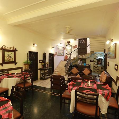 Oyo 8844 Meadows Inn Chinhat Buitenkant foto
