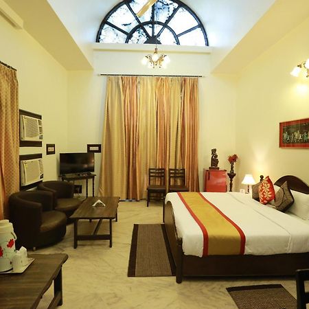 Oyo 8844 Meadows Inn Chinhat Buitenkant foto