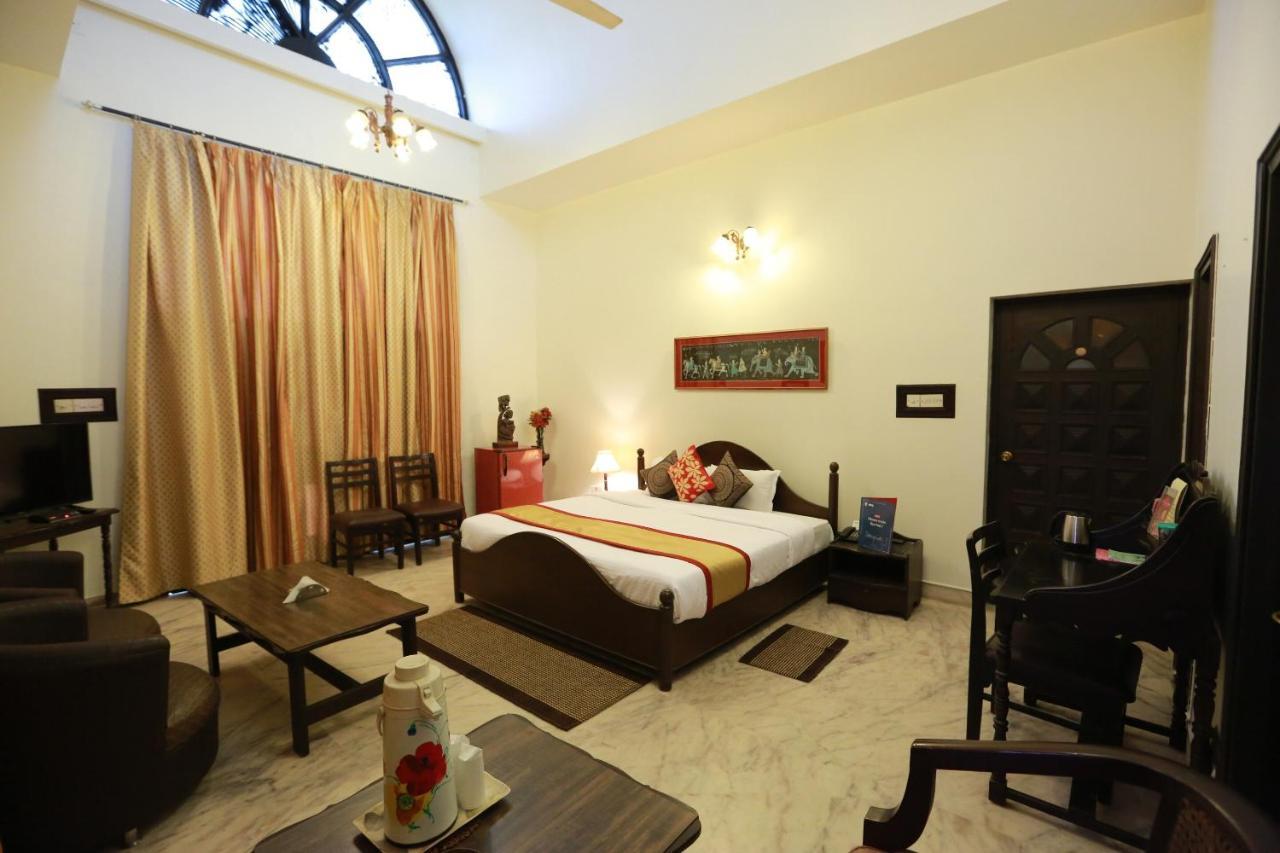 Oyo 8844 Meadows Inn Chinhat Buitenkant foto