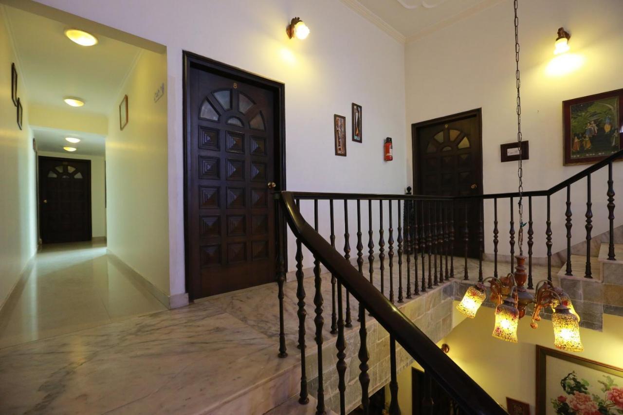 Oyo 8844 Meadows Inn Chinhat Buitenkant foto