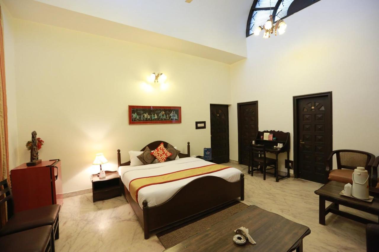 Oyo 8844 Meadows Inn Chinhat Buitenkant foto