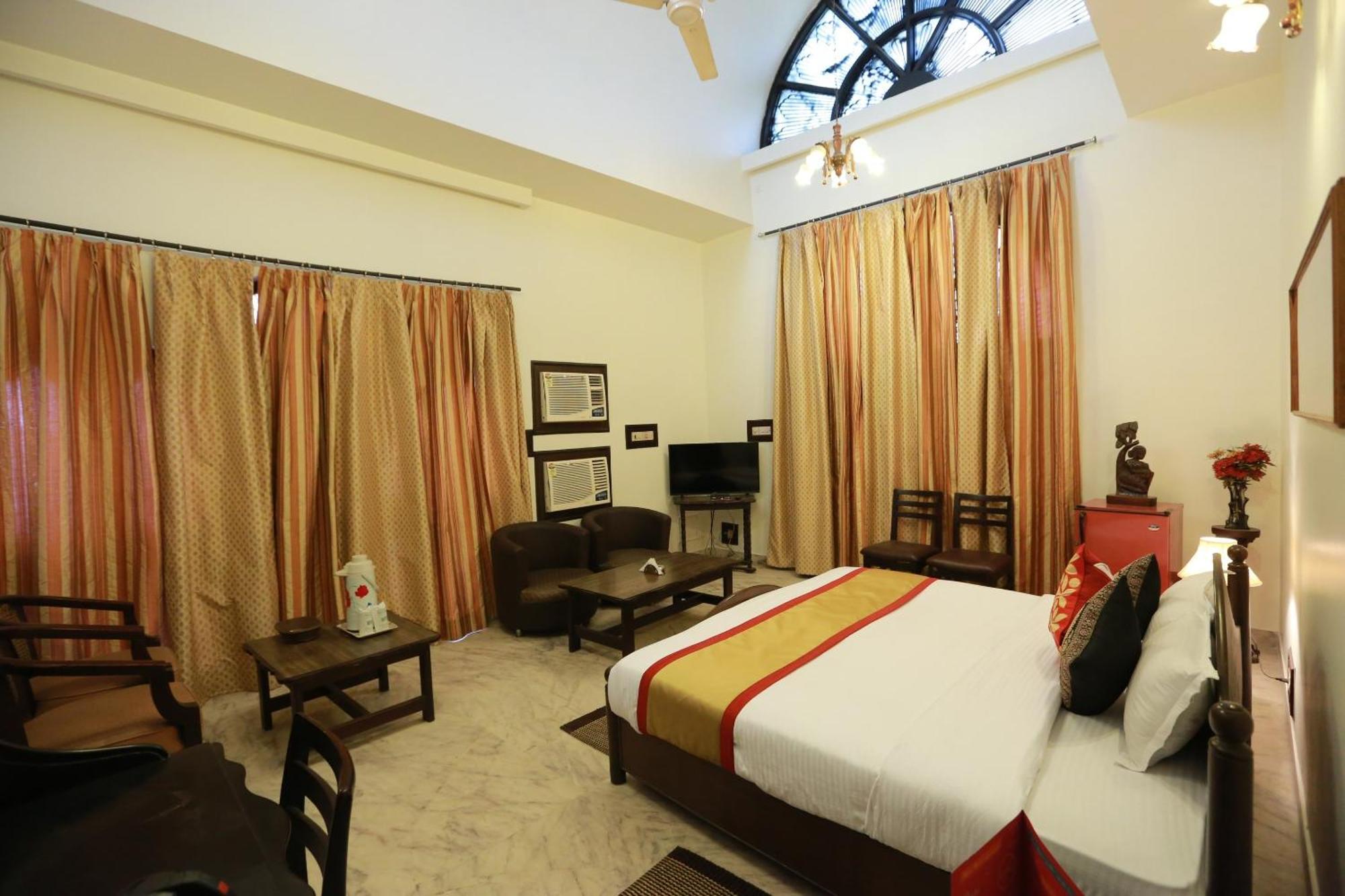 Oyo 8844 Meadows Inn Chinhat Buitenkant foto