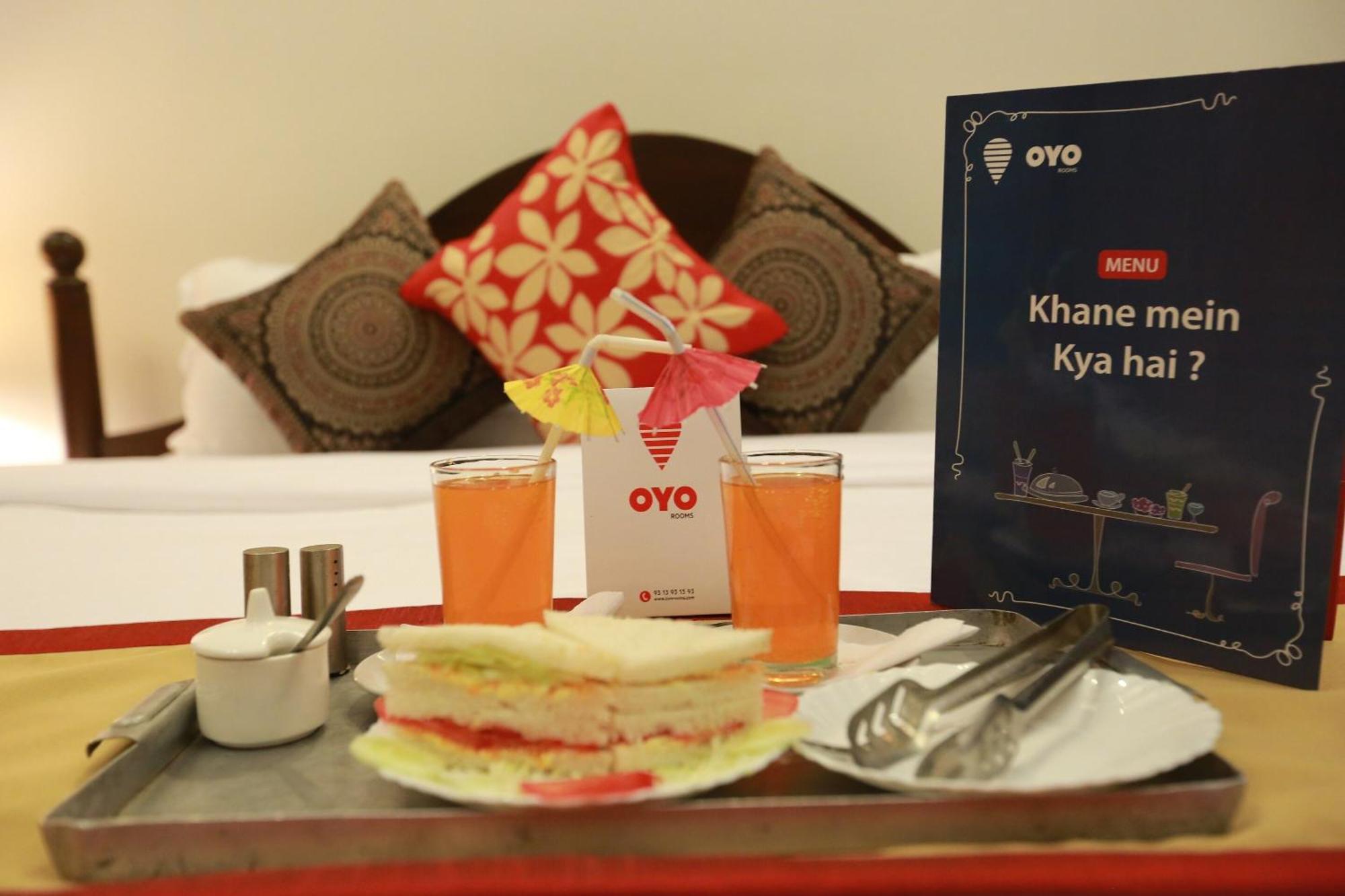 Oyo 8844 Meadows Inn Chinhat Buitenkant foto