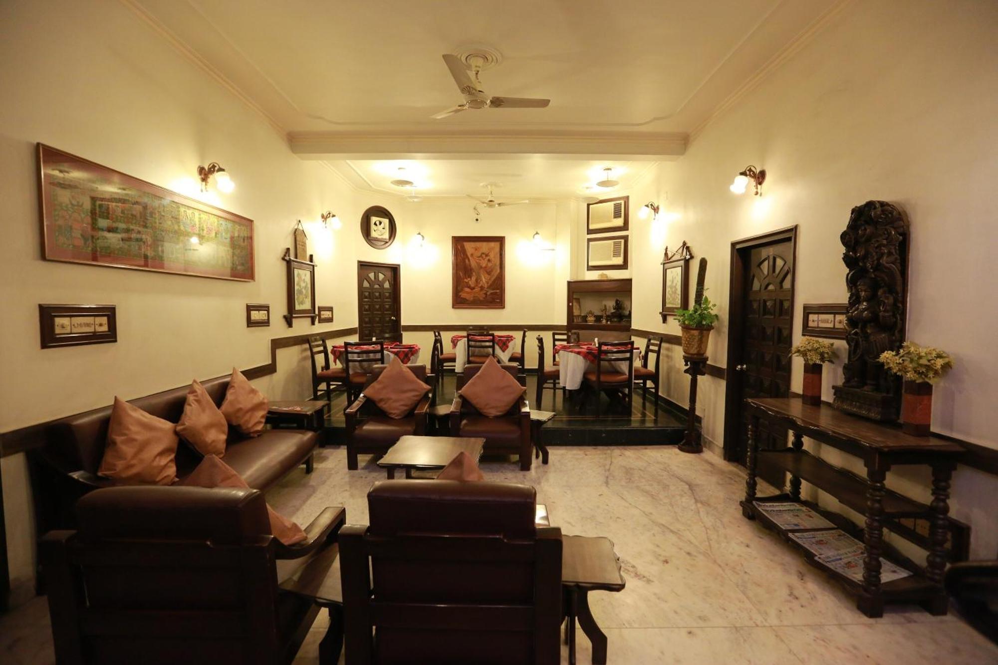 Oyo 8844 Meadows Inn Chinhat Buitenkant foto